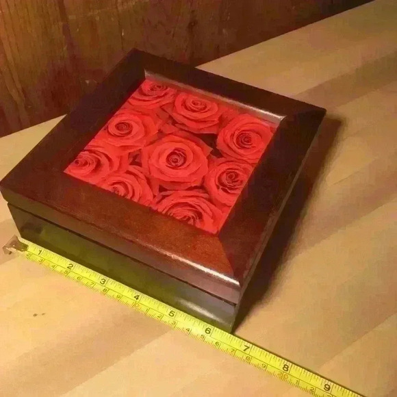 Roses or LOVE Jewelry/ Keepsake box - Picture 5 of 9
